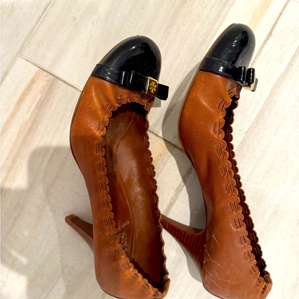 Tory Burch brown leather pump with black toe